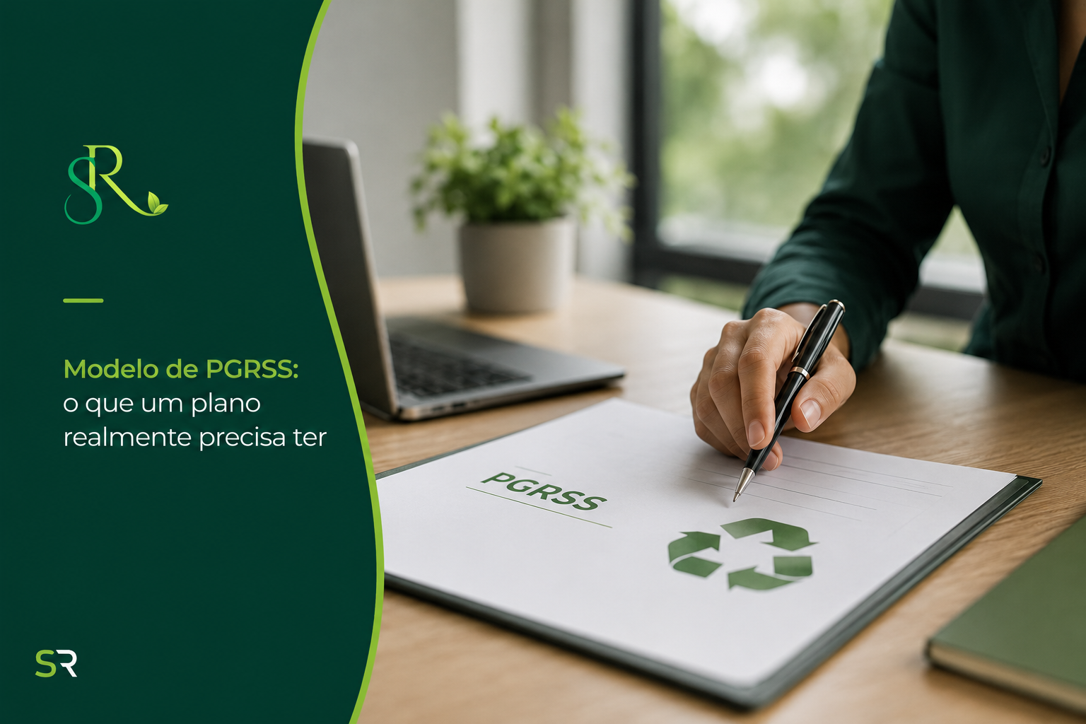 Modelo de PGRSS em documento corporativo sobre mesa de escritório, representando os itens essenciais de um Plano de Gerenciamento de Resíduos de Serviços de Saúde.